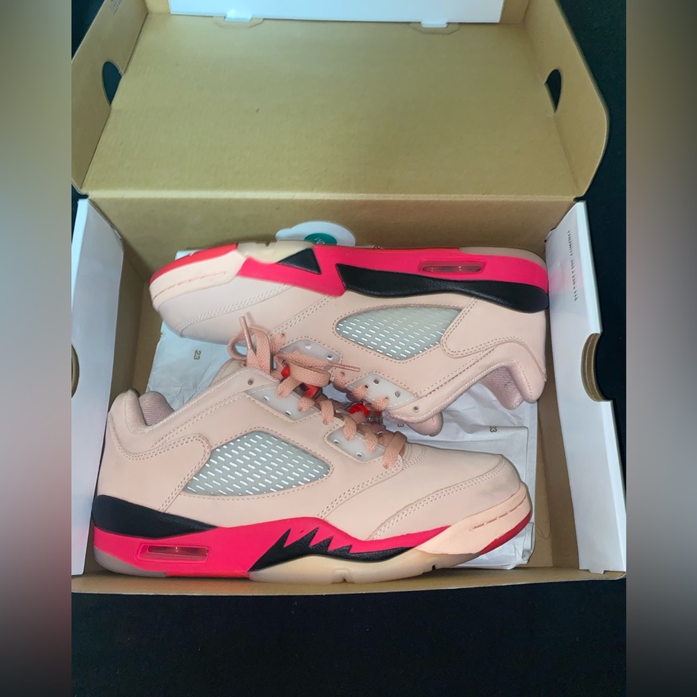 Womens jordan 5(girls who like to hoop) Size 8.5